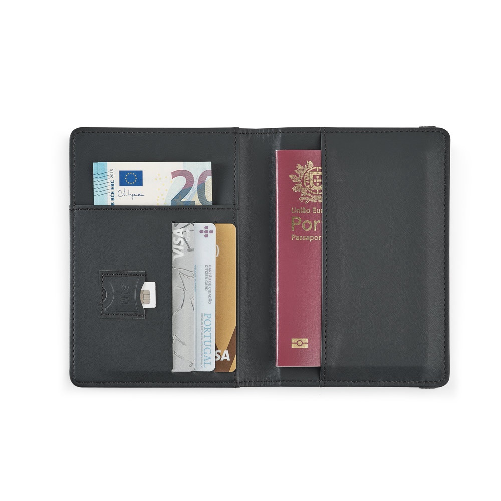 BRAM. Porta passaporto in PU con chiusura elastica e molteplici tasche