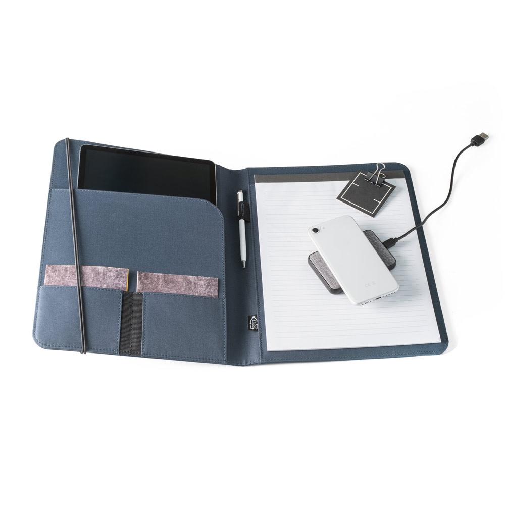 EMERGE FOLDER II. Cartella A4 in in poliestere riciclato (100% rPET) 300D con chiusura ad elastico