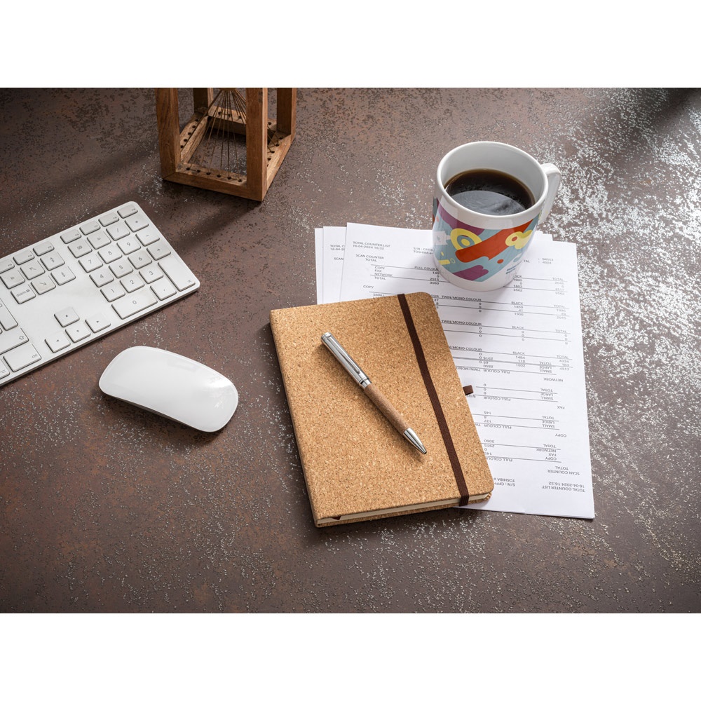 HAWKINS A5. Block notes A5 in sughero con pagine lisce
