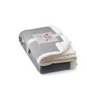 HEIDEN. Coperta reversibile in pile confezionata (190 g/m²) con nastro in raso e cartoncino personalizzabile