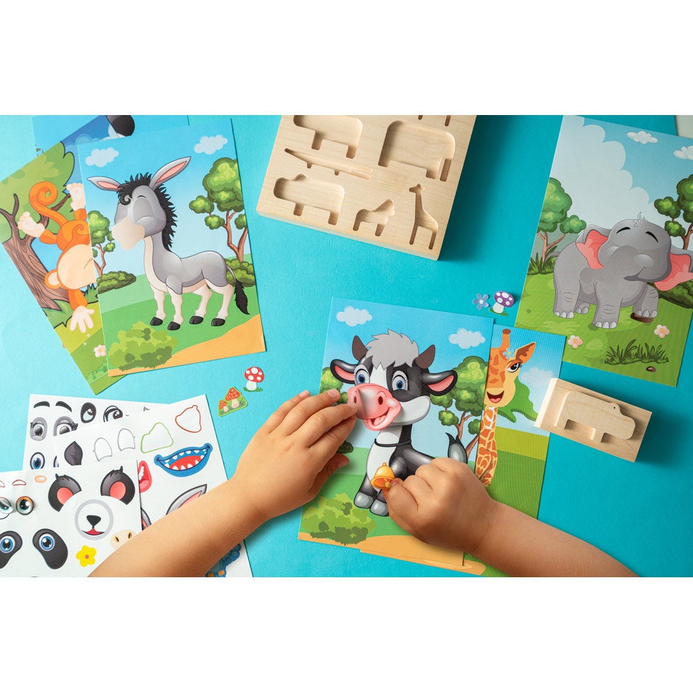 MADAGASCAR. Gioco con adesivi composto da sei fogli