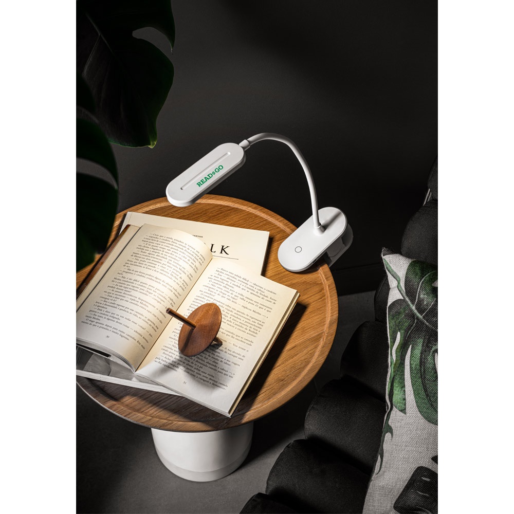 NESBIT II. Lampada portatile da tavolo con clip e autonomia di 30 ore al 65% rABS