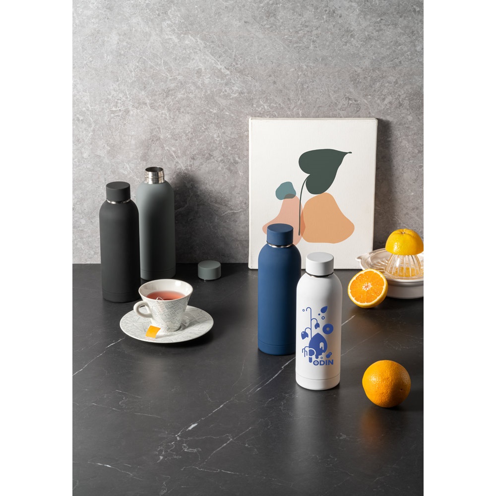 ODIN. Borraccia in acciaio inox (riciclata al 36%) con finitura in gomma 550ml