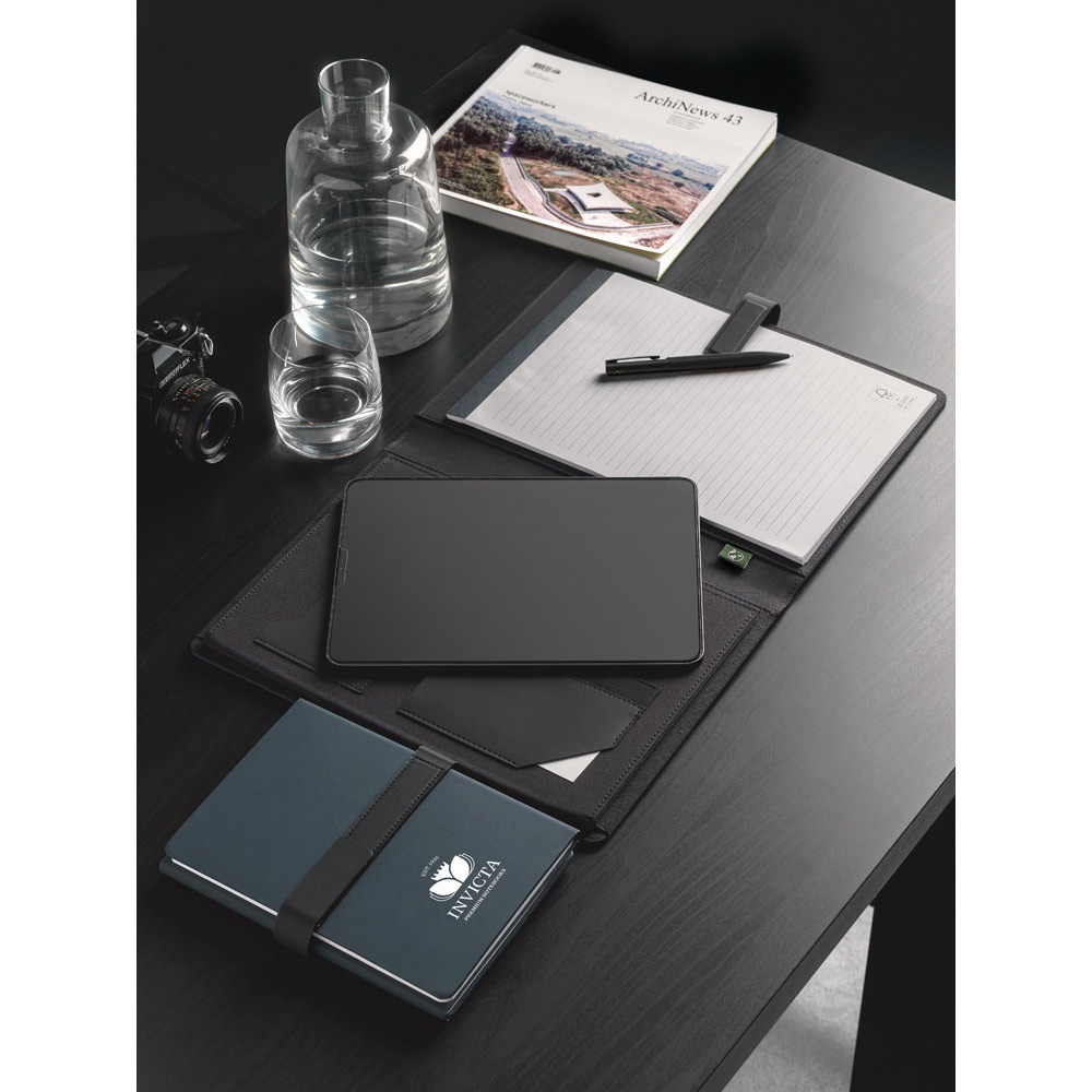 SANDERSON FOLDER. Cartella A4 in PU (riciclato al 50%) con chiusura magnetica e blocco note con pagine a righe