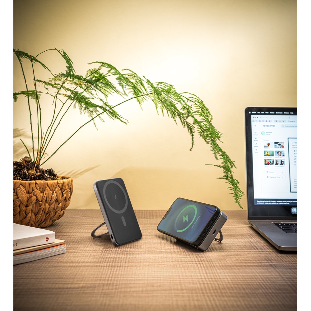 WARSHEL 5. Power bank magnetico da 5'000 mAh con caricatore wireless superveloce da 15W in ABS riciclato (100% rABS) con supporto